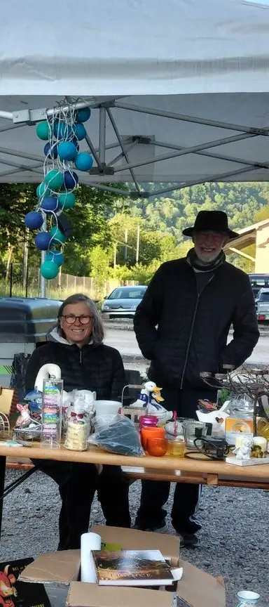 benevoles sur  stand au vide greniers