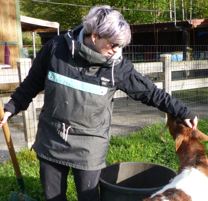 femme et chevre